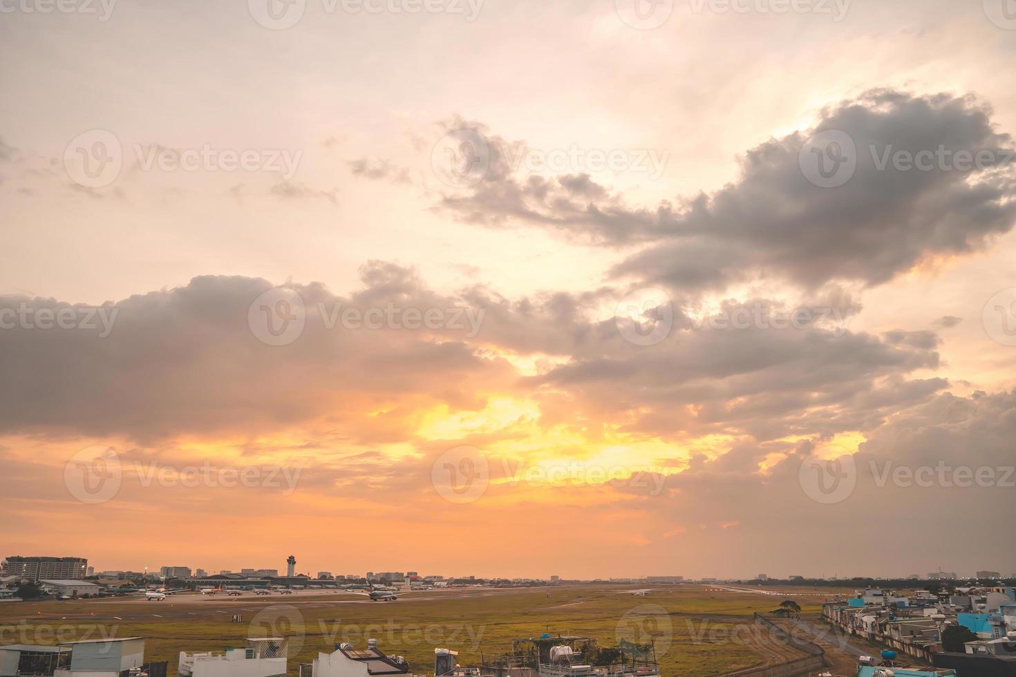 ho chi minh ville, vietnam - 12 février 2022 un avion survole des zones urbaines en préparant l'atterrissage à l'aéroport international de tan son nhat et décolle à l'aéroport de tsn photo