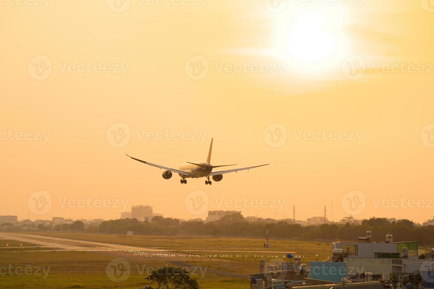 ho chi minh ville, vietnam - 20 février 2022 un avion survole des zones urbaines en préparant l'atterrissage à l'aéroport international de tan son nhat et décolle à l'aéroport de tsn photo