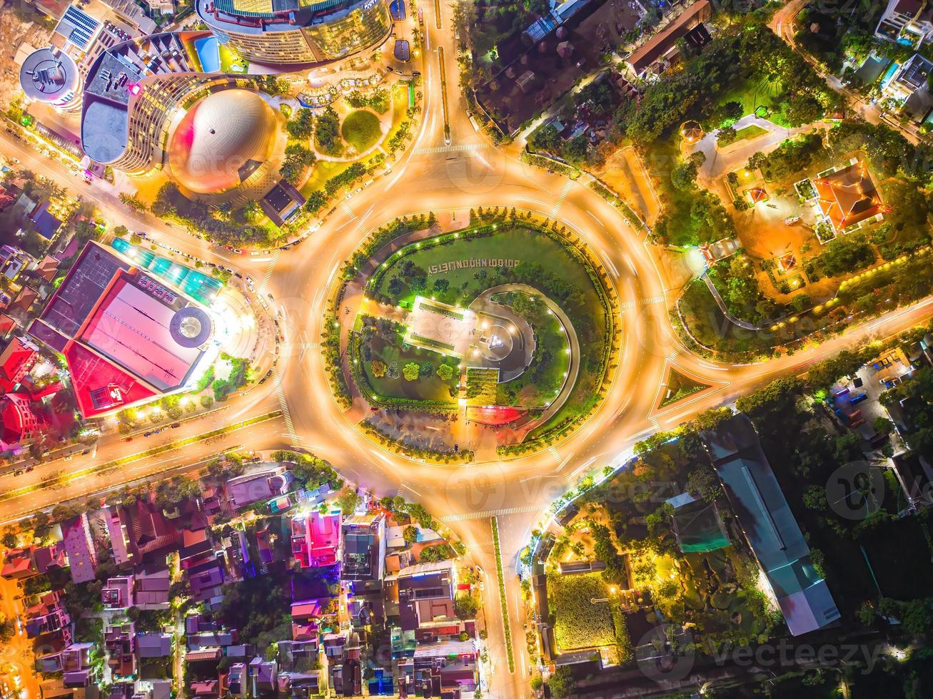 vung tau vue d'en haut, avec rond-point, maison, mémorial de la guerre du vietnam au vietnam. photographie longue exposition la nuit. photo