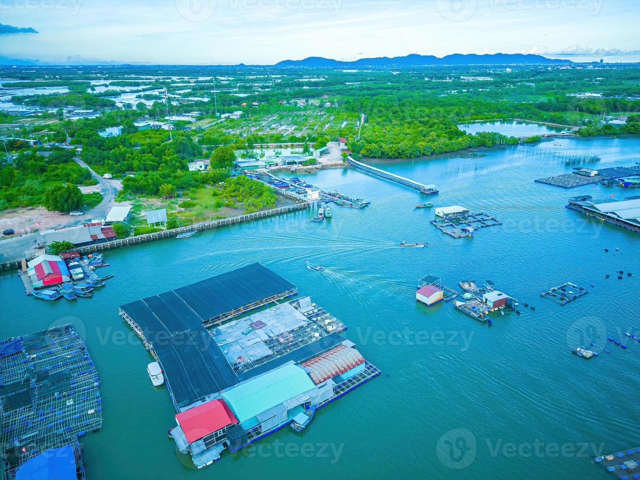 un coin de la ferme d'élevage d'huîtres, village de pêcheurs flottants dans la commune de long son, province de ba ria vung tau vietnam. les gens qui vivent et font de l'industrie du poisson dans le village flottant. photo