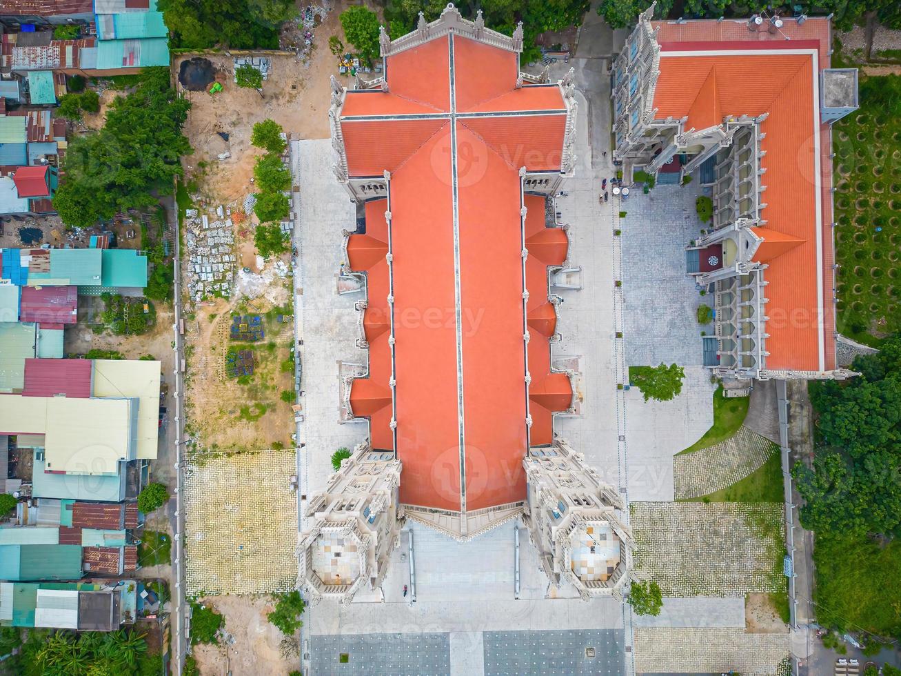 vue de dessus de l'église song vinh, également connue sous le nom de chanson paroissiale, qui attire les touristes à visiter spirituellement le week-end à vung tau, au vietnam. L'église Song Vinh a un bâtiment de construction qui ressemble à la France photo