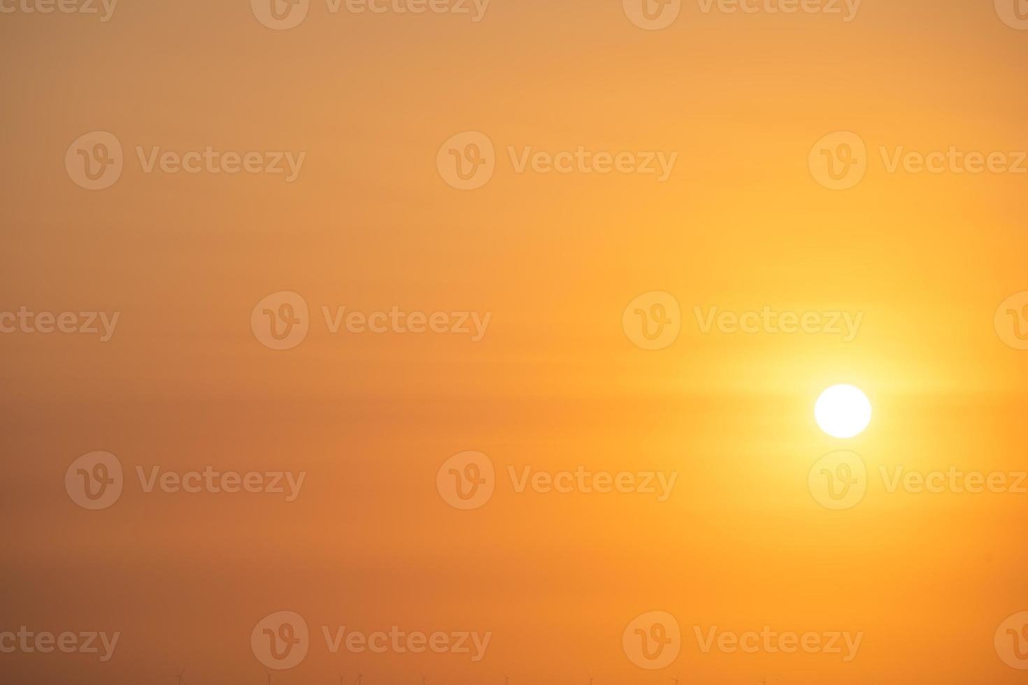 beau paysage de plage au coucher du soleil, nature exotique de l'île tropicale, ciel rouge jaune coloré, bateau silhouette, reflet doré du soleil, vacances d'été. cinématique de nuage de ciel. photo