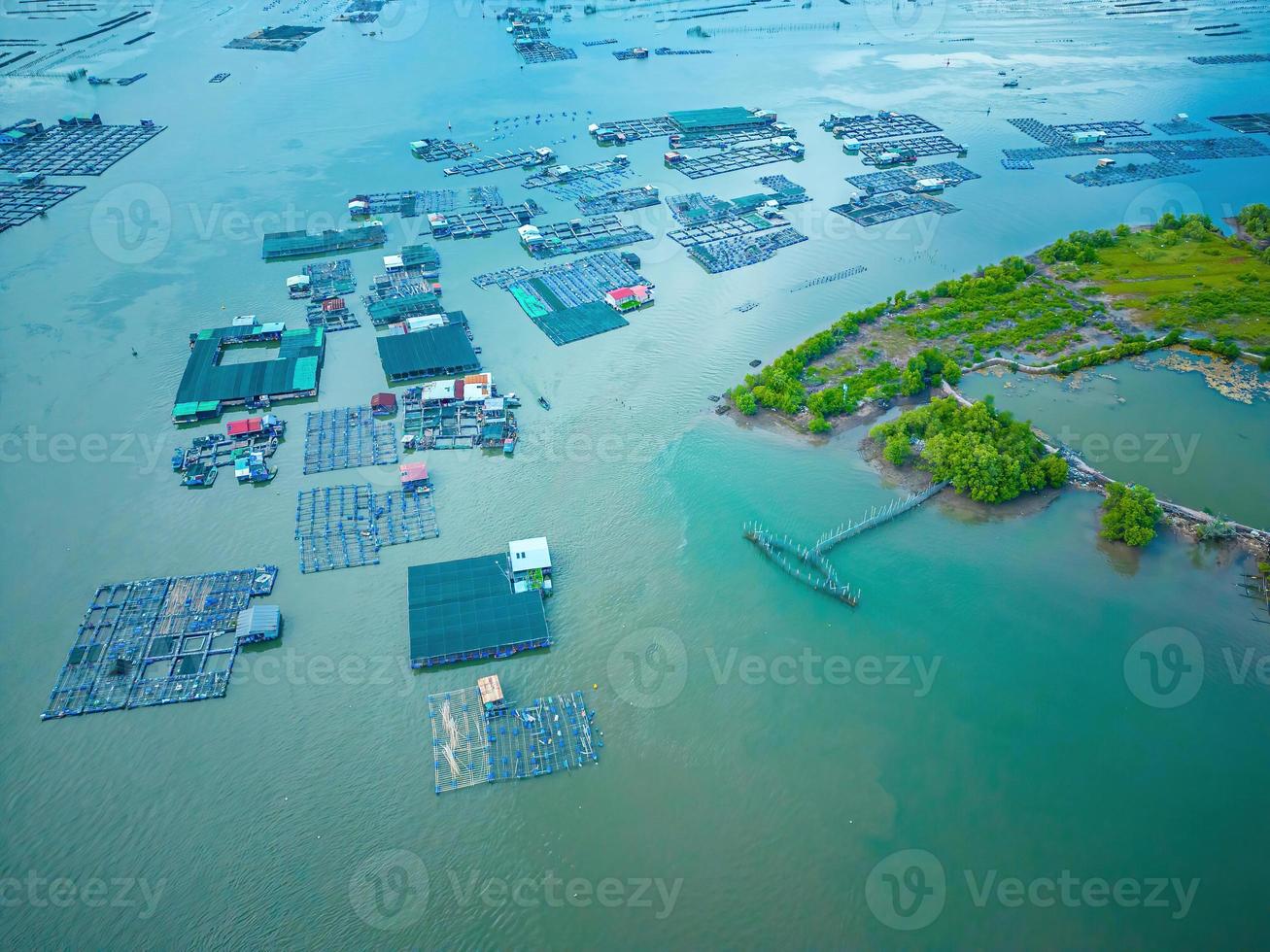 un coin de la ferme d'élevage d'huîtres, village de pêcheurs flottants dans la commune de long son, province de ba ria vung tau vietnam. les gens qui vivent et font de l'industrie du poisson dans le village flottant. photo