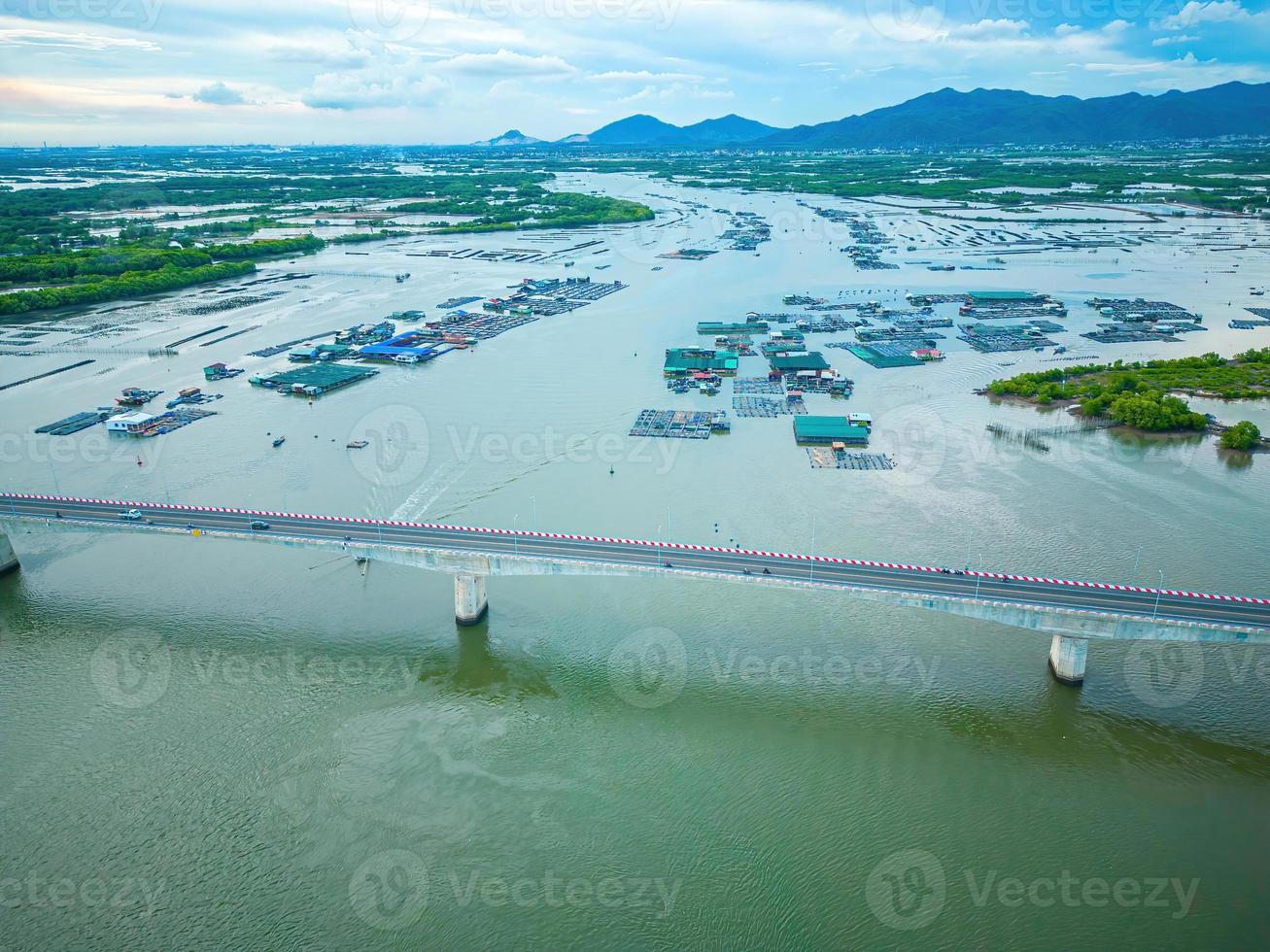 un coin de la ferme d'élevage d'huîtres, village de pêcheurs flottants dans la commune de long son, province de ba ria vung tau vietnam. les gens qui vivent et font de l'industrie du poisson dans le village flottant. photo