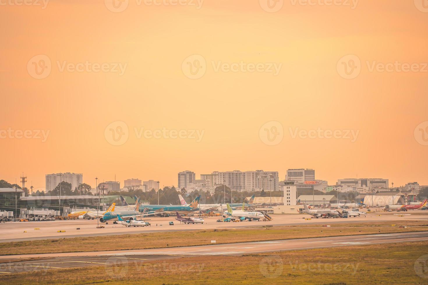 ho chi minh ville, vietnam - 12 février 2022 un avion survole des zones urbaines en préparant l'atterrissage à l'aéroport international de tan son nhat et décolle à l'aéroport de tsn photo