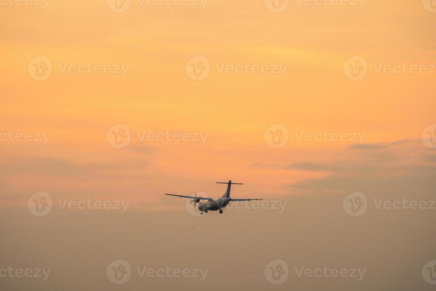 ho chi minh ville, vietnam - 20 février 2022 un avion survole des zones urbaines en préparant l'atterrissage à l'aéroport international de tan son nhat et décolle à l'aéroport de tsn photo