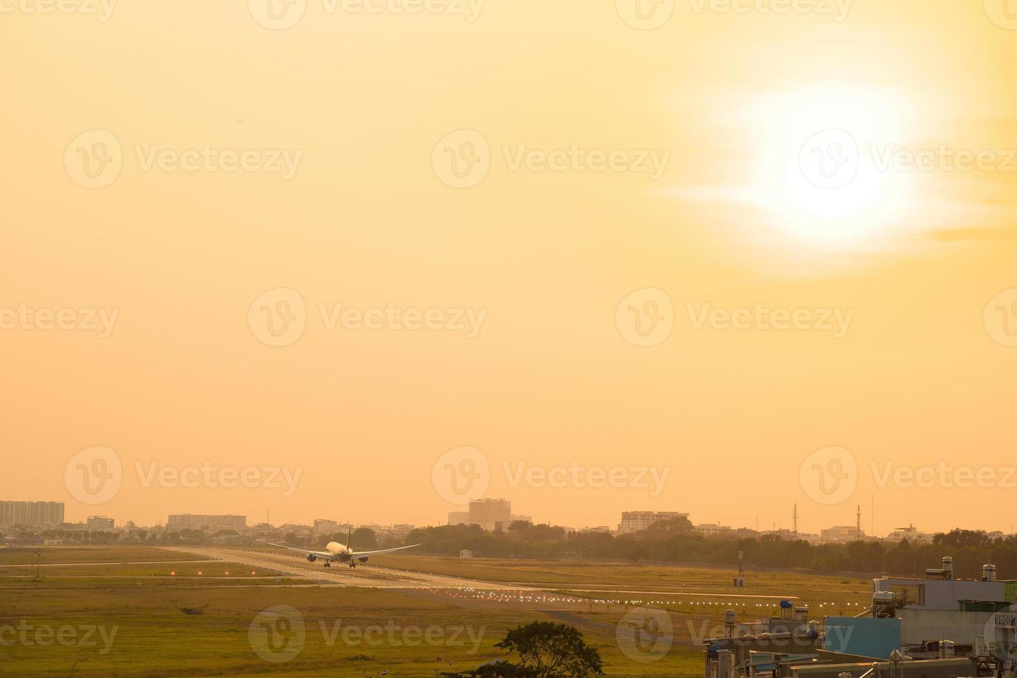 ho chi minh ville, vietnam - 20 février 2022 l'aéroport international de l'aéroport international de tan son nhat, l'aéroport international de saigon ho chi minh ville, sud du vietnam dans la nuit. photo