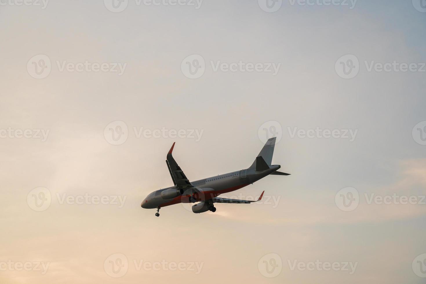 ho chi minh ville, vietnam - 20 février 2022 un avion survole des zones urbaines en préparant l'atterrissage à l'aéroport international de tan son nhat et décolle à l'aéroport de tsn photo