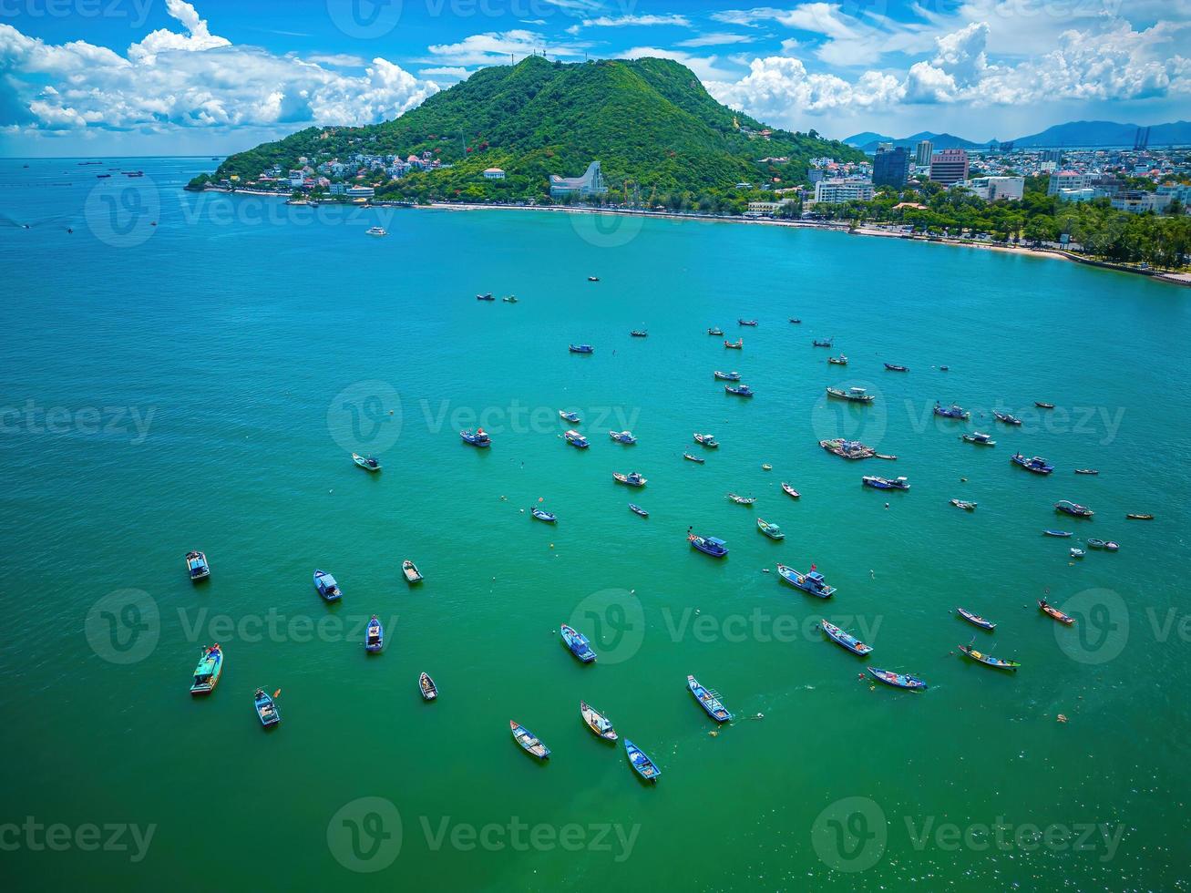 vue aérienne de la ville de vung tau avec un beau coucher de soleil et tant de bateaux. vue panoramique sur la côte vung tau d'en haut, avec vagues, littoral, rues, cocotiers et montagne tao phung au vietnam. photo