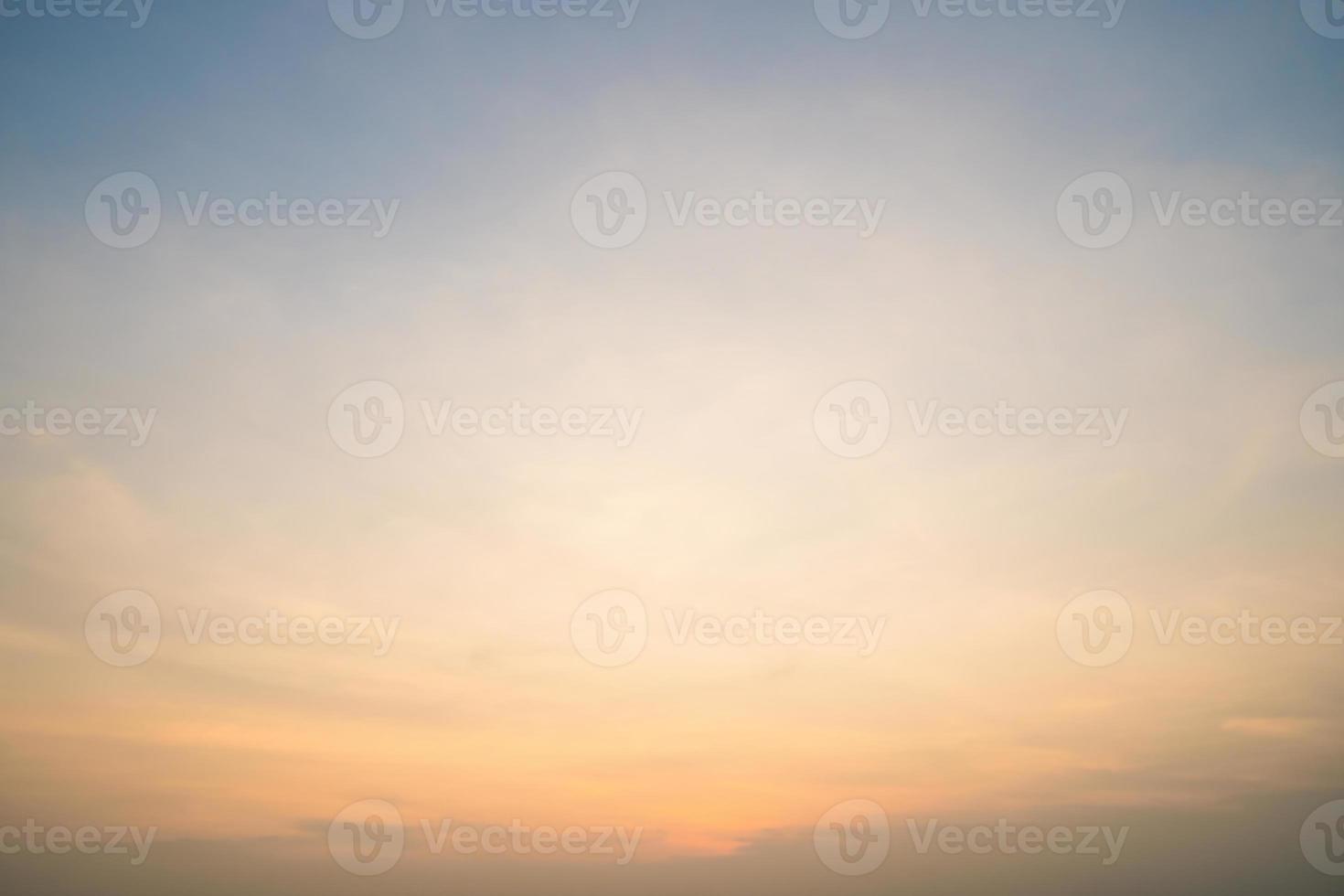 été de nuage de fond. nuage d'été. cinématique de nuage de ciel. ciel naturel magnifique et fond de texture coucher de soleil cinématographique photo