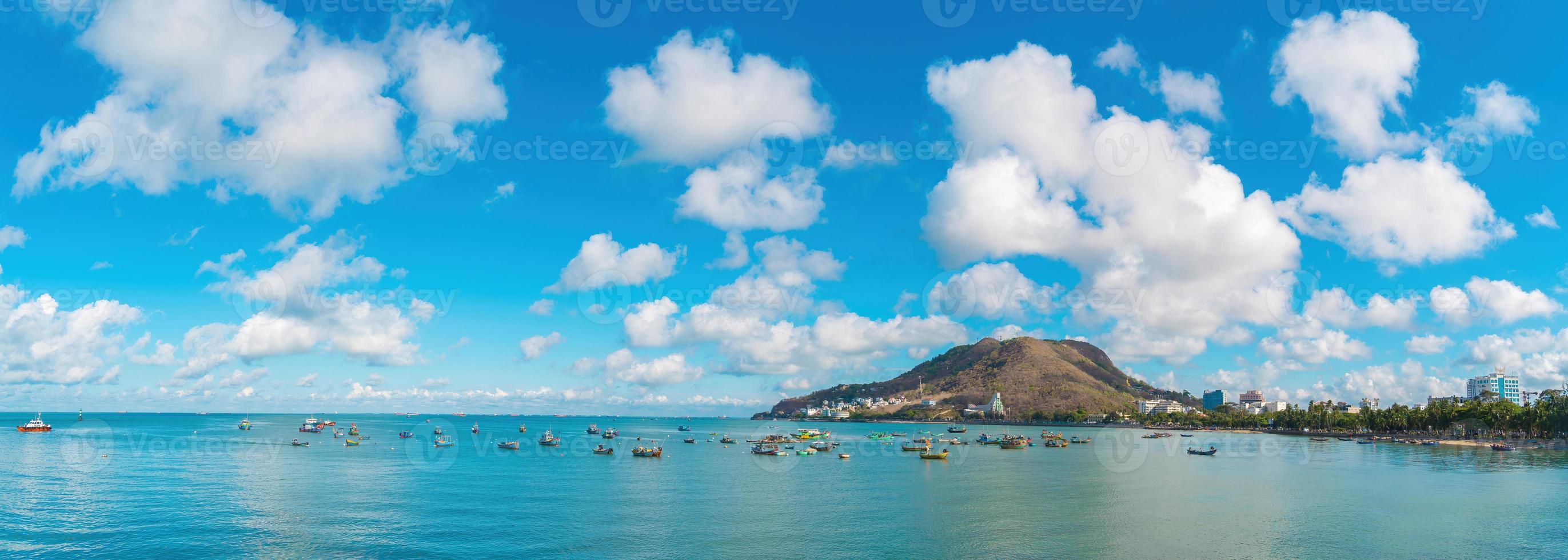 vue aérienne de la ville de vung tau avec un beau coucher de soleil et tant de bateaux. vue panoramique sur la côte vung tau d'en haut, avec vagues, littoral, rues, cocotiers et montagne tao phung au vietnam. photo