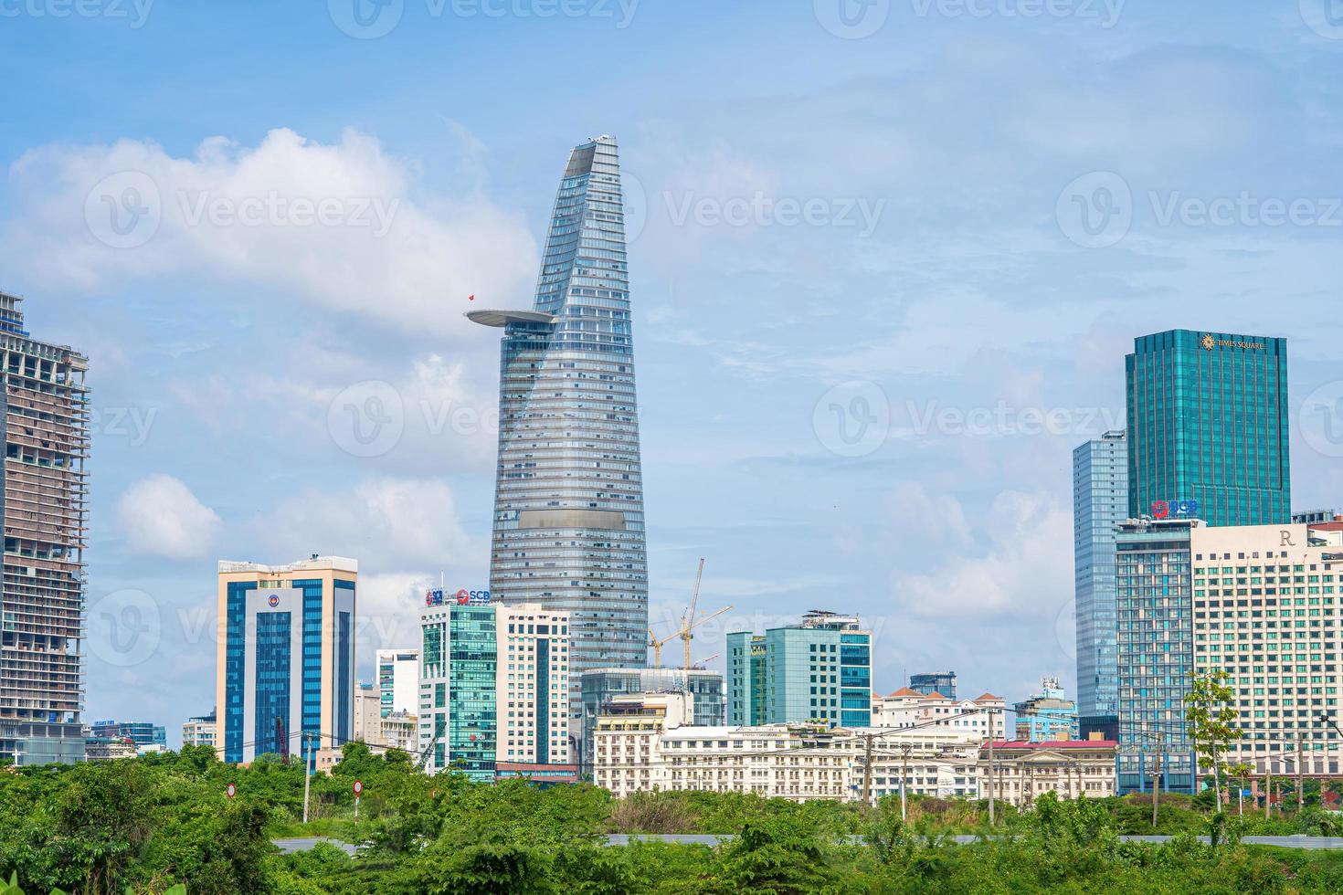 ho chi minh ville, vietnam - 22 mai 2022 tour financière bitexco, gratte-ciel vu d'en bas vers un ciel. développement urbain avec une architecture moderne photo