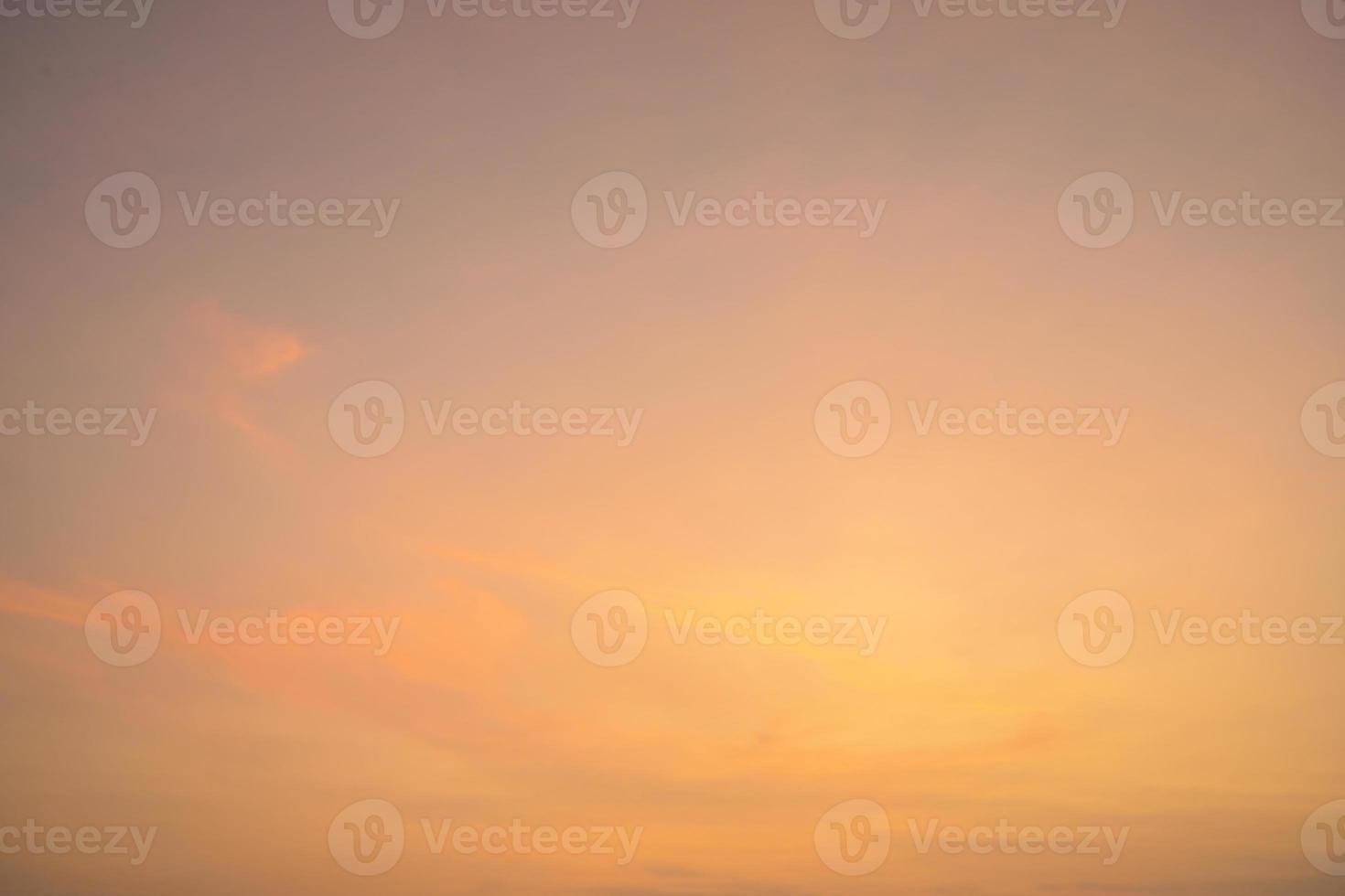 été de nuage de fond. nuage d'été. cinématique de nuage de ciel. ciel naturel magnifique et fond de texture coucher de soleil cinématographique photo