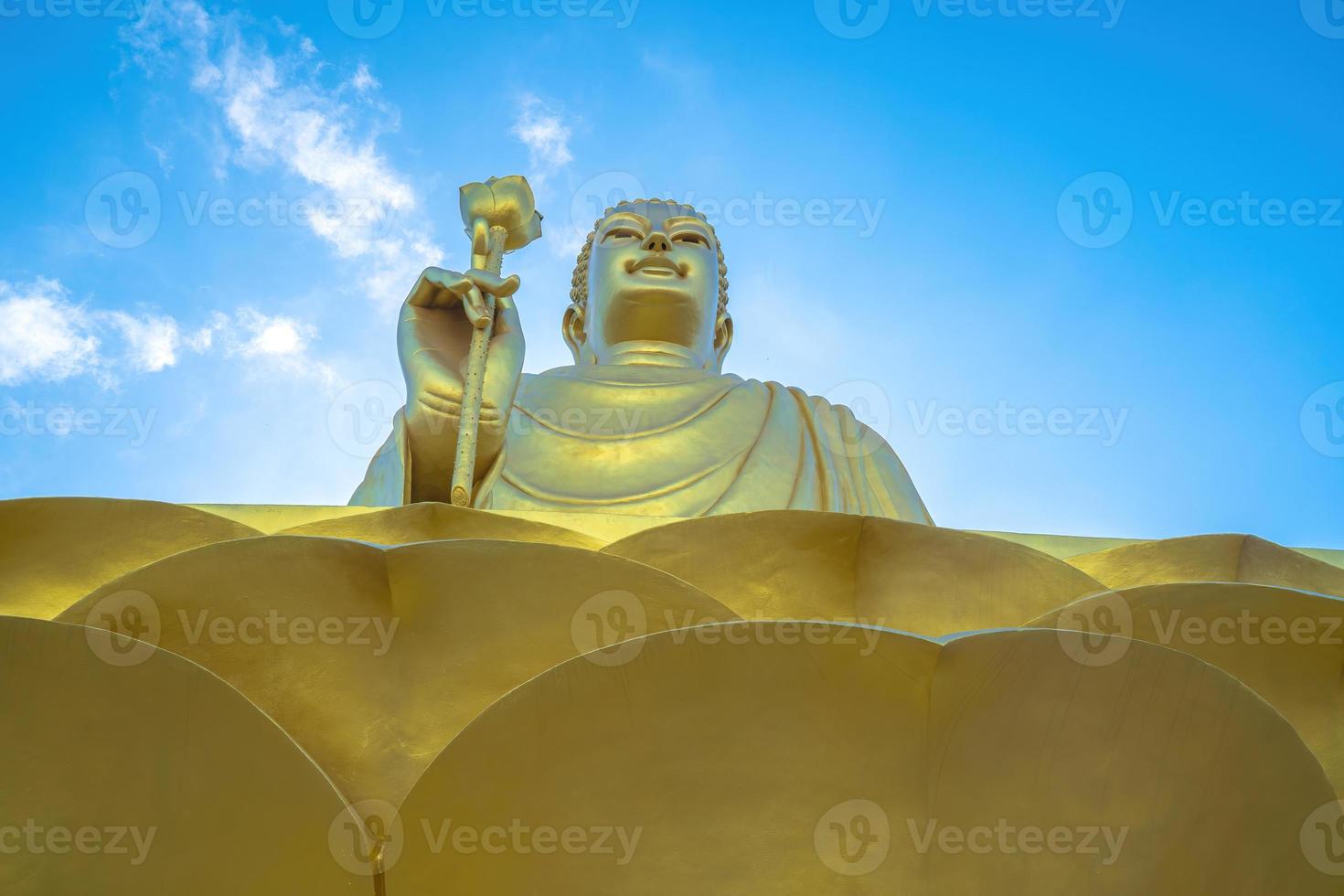 la main de la statue de bouddha doré tenant le lotus au monastère de chon khong. photo