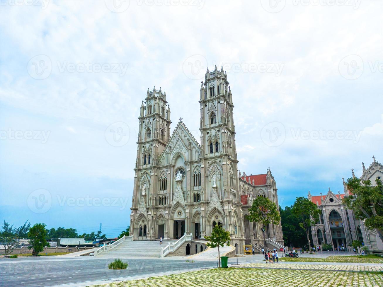 église song vinh, également connue sous le nom de paroisse song vinh à phu my, qui attire les touristes à visiter spirituellement le week-end à vung tau, au vietnam. L'église Song Vinh a un bâtiment de construction qui ressemble à la France photo