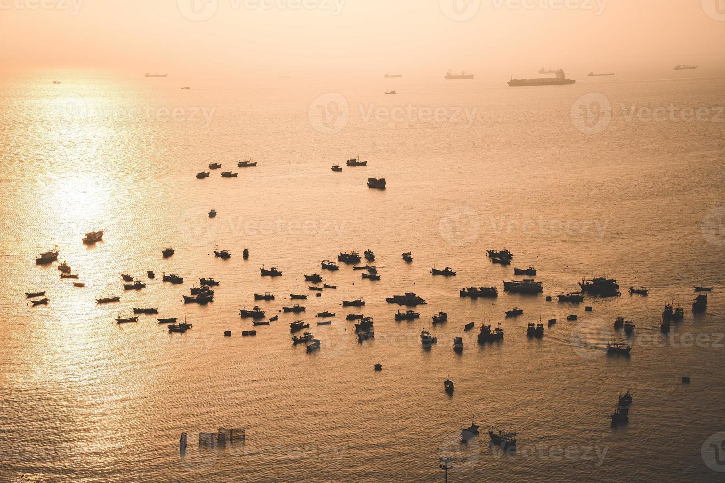 vue aérienne beaucoup de culture locale vietnam. vue de dessus des bateaux de pêcheurs locaux dans la mer d'un bleu profond, paysage marin tropical. concept et arrière-plan de destination de voyage en asie. photo