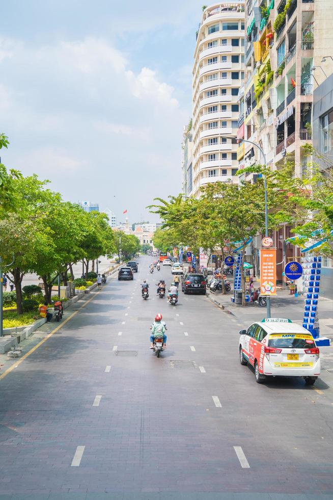 ho chi minh ville, vietnam - 13 février 2022 la rue nguyen hue a été rénovée, située dans le district 1 est un point focal majeur de la vie de la ville, avec un centre commercial piétonnier, des restaurants, des boutiques et des grands hôtels. photo