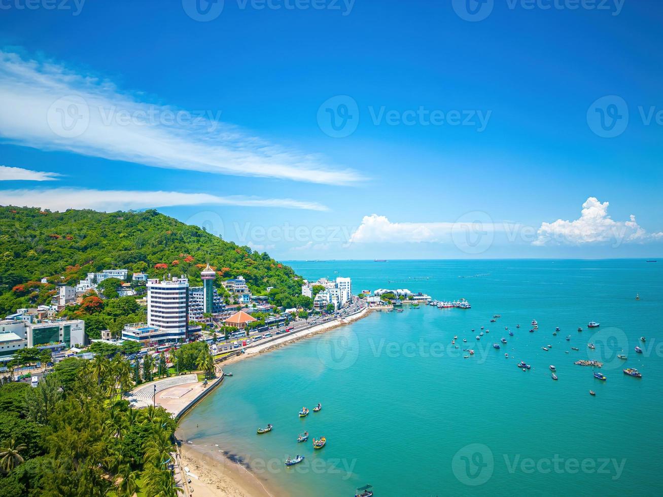 vue aérienne de la ville de vung tau avec un beau coucher de soleil et tant de bateaux. vue panoramique sur la côte vung tau d'en haut, avec vagues, littoral, rues, cocotiers et montagne tao phung au vietnam. photo