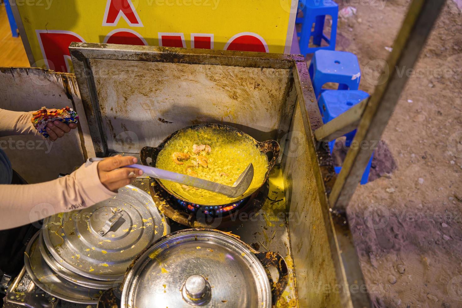 des crêpes banh xeo vietnamiennes remplies de porc ou de poulet peuvent également, des crevettes, des oignons et des germes de soja, et de la sauce piquante placée près de l'assiette sur la table photo