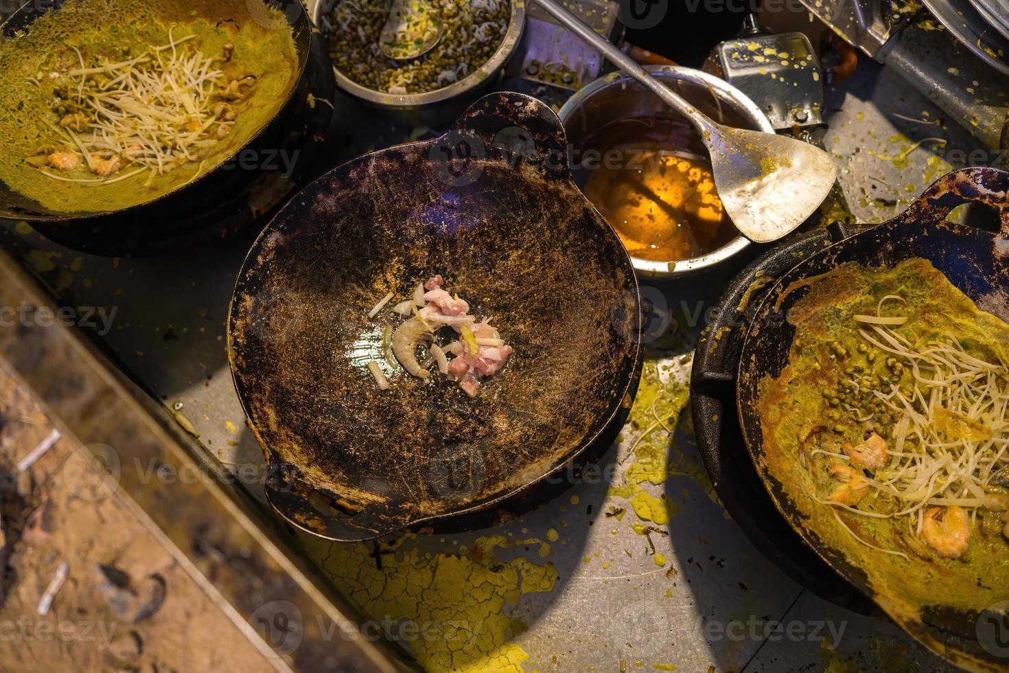 des crêpes banh xeo vietnamiennes remplies de porc ou de poulet peuvent également, des crevettes, des oignons et des germes de soja, et de la sauce piquante placée près de l'assiette sur la table photo