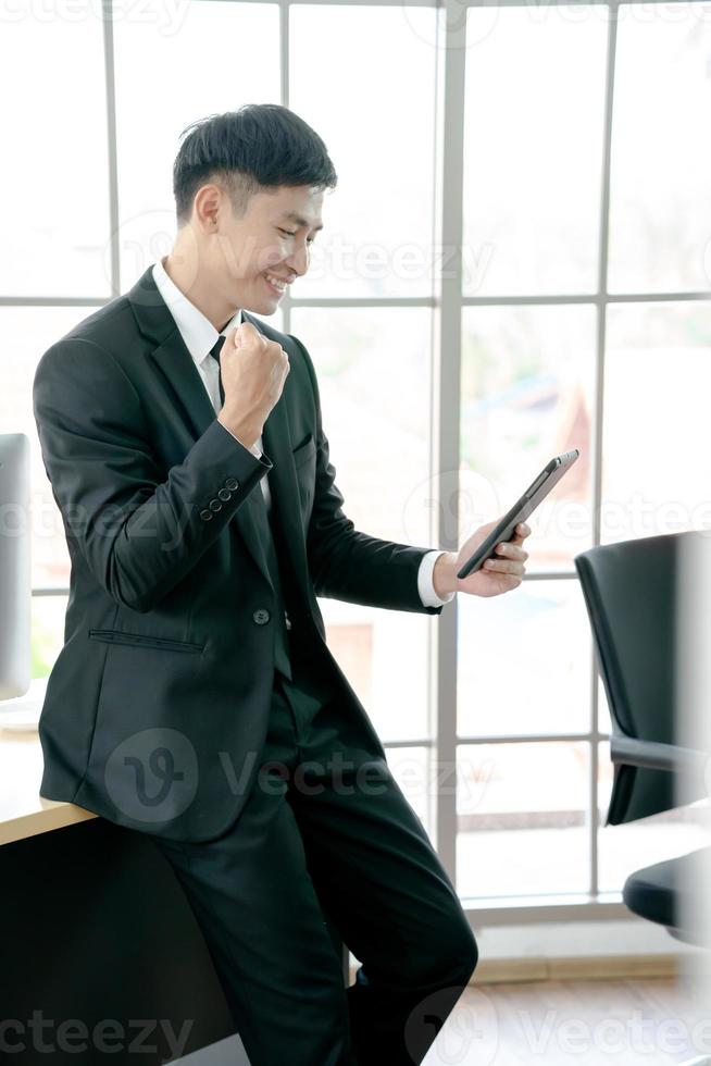 jeune adulte utilisant une tablette au bureau photo