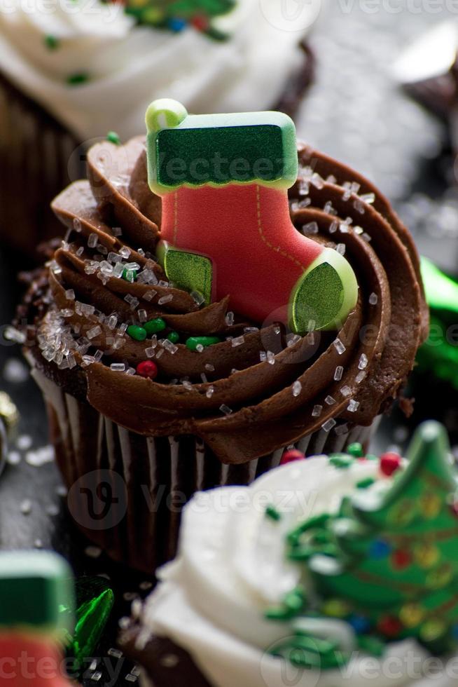 cupcakes décorés de noël au chocolat et à la vanille photo