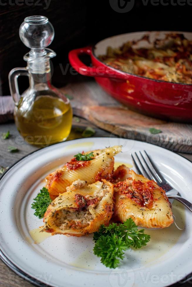 coquilles de pâtes manicotti aux épinards, ricotta sur assiette photo