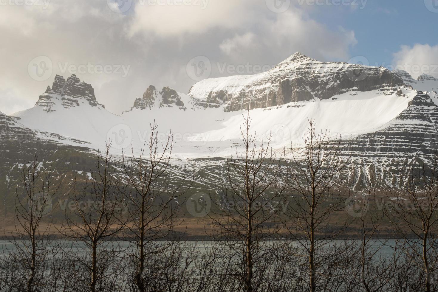 la belle vue sur les montagnes de stodvarfjordur, la ville de pêcheurs de la région est de l'islande. l'est de l'islande possède des fjords à couper le souffle et de charmants villages de pêcheurs. photo