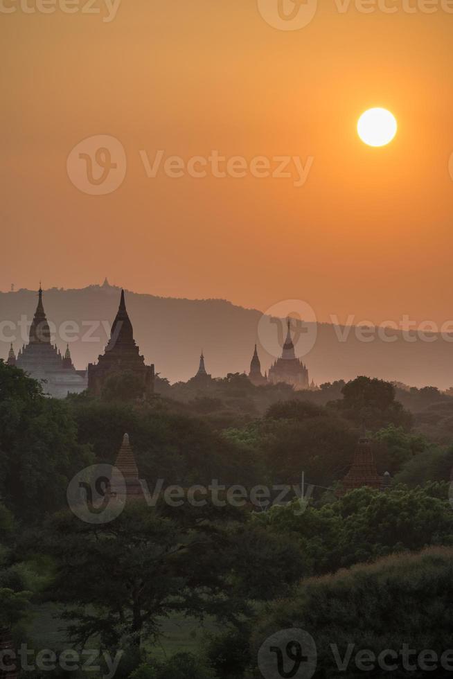 la silhouette de l'ancienne pagode de bagan, l'un des sites du patrimoine mondial de l'unesco et le premier empire du myanmar au coucher du soleil. photo