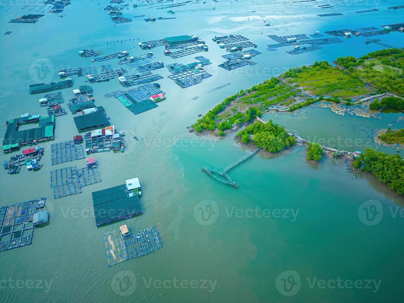 un coin de la ferme d'élevage d'huîtres, village de pêcheurs flottants dans la commune de long son, province de ba ria vung tau vietnam. les gens qui vivent et font de l'industrie du poisson dans le village flottant. photo