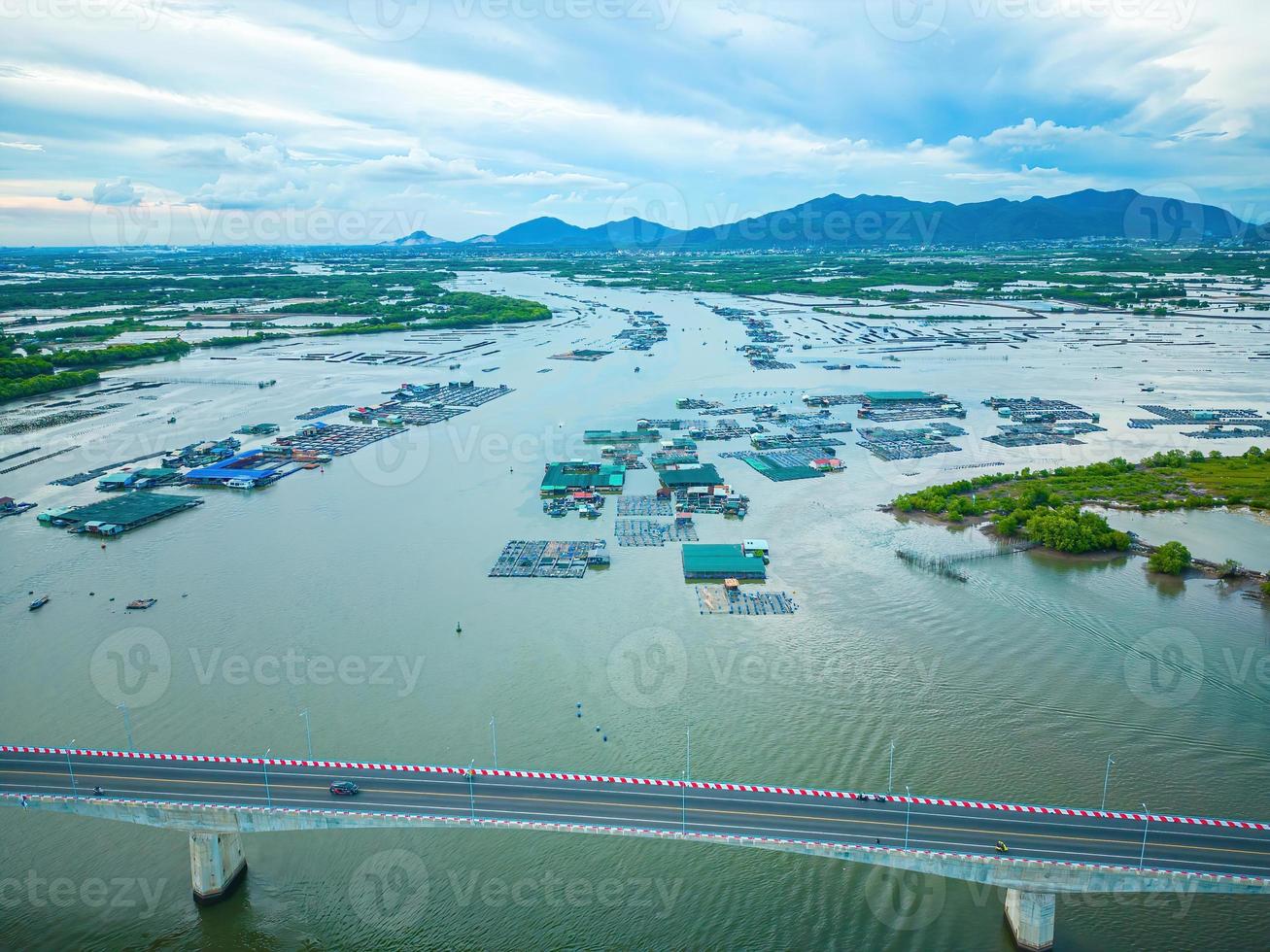 un coin de la ferme d'élevage d'huîtres, village de pêcheurs flottants dans la commune de long son, province de ba ria vung tau vietnam. les gens qui vivent et font de l'industrie du poisson dans le village flottant. photo