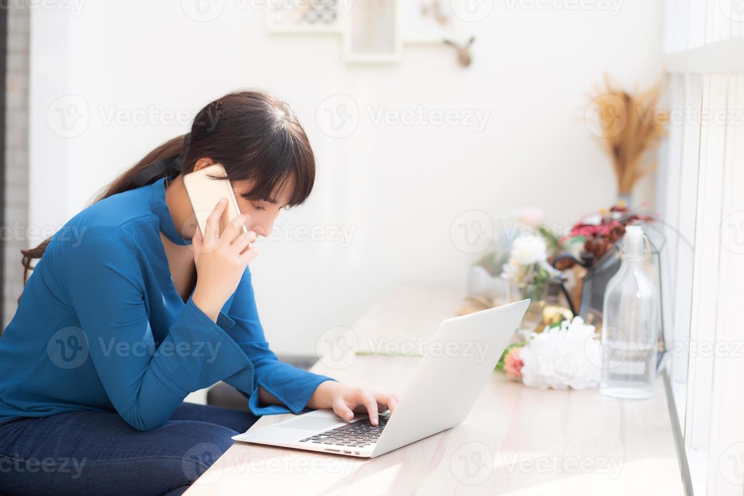 belle jeune femme d'affaires asiatique excitée et heureuse de réussir à travailler avec un ordinateur portable, une fille prenant un téléphone intelligent mobile et un café de travail, concept d'entreprise indépendante de carrière. photo