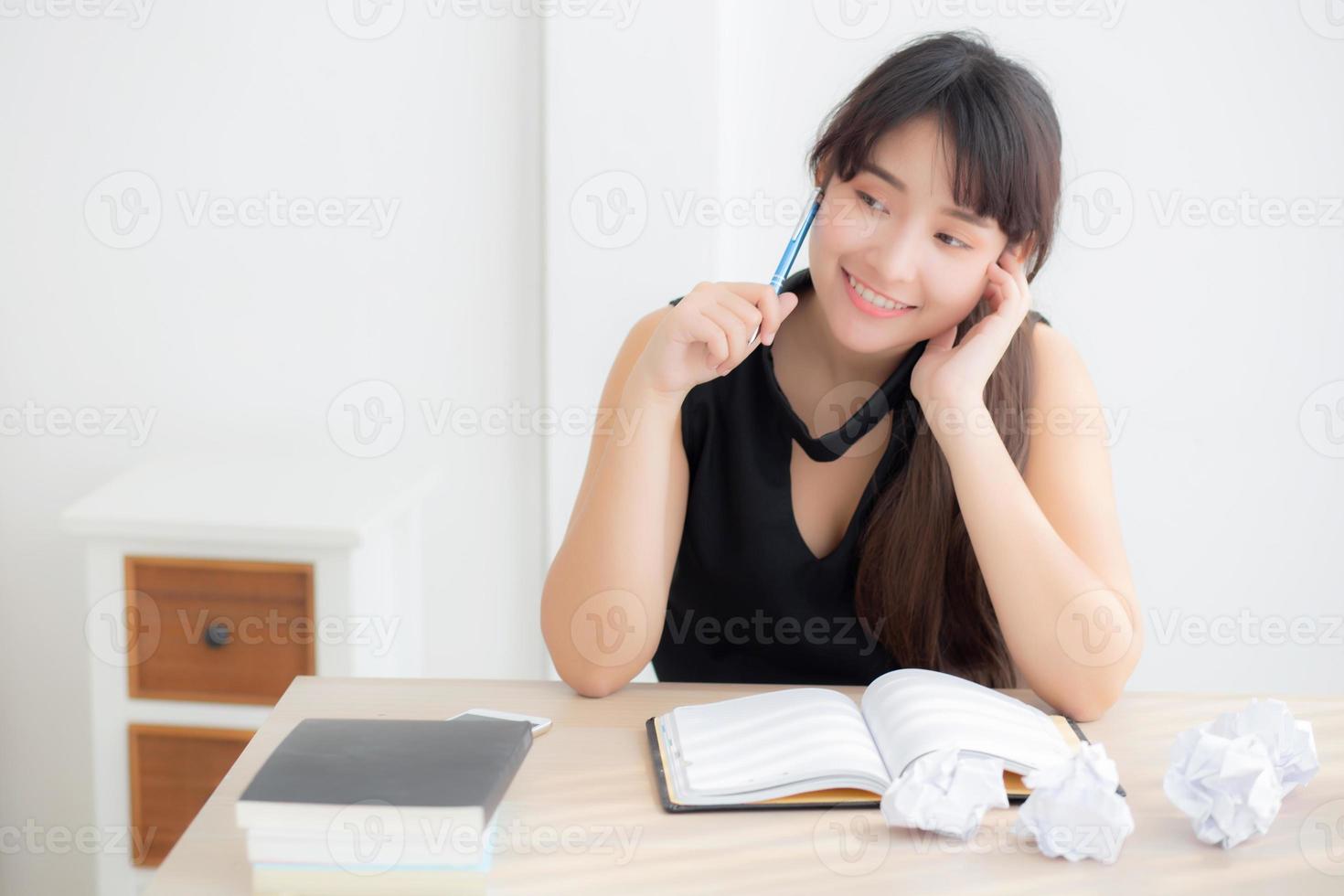 belle femme asiatique écrivain souriant idée de pensée écrivant sur un journal de cahier avec planification travaillant sur le bureau, mode de vie asie fille ont l'inspiration avec le succès, l'éducation et le concept d'entreprise. photo