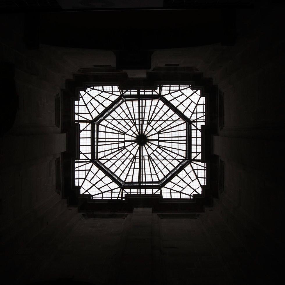 belle lucarne à motif géométrique. vue d'en bas. Porto, Portugal photo