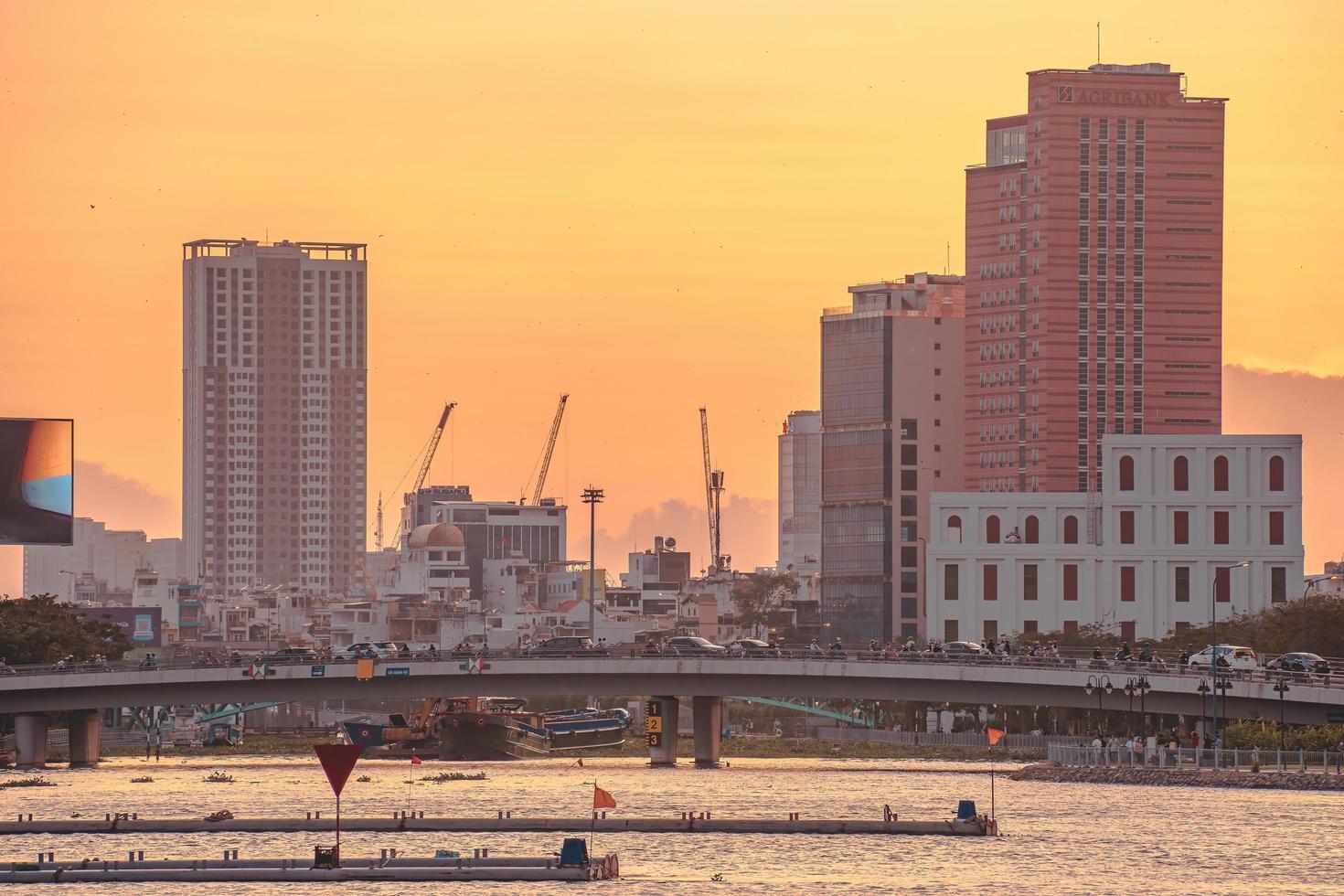 ho chi minh, vietnam - 13 février 2022 vue sur le bâtiment de la tour financière bitexco, les bâtiments, les routes, le pont thu thiem et la rivière saigon à ho chi minh ville au coucher du soleil. image panoramique de haute qualité. photo