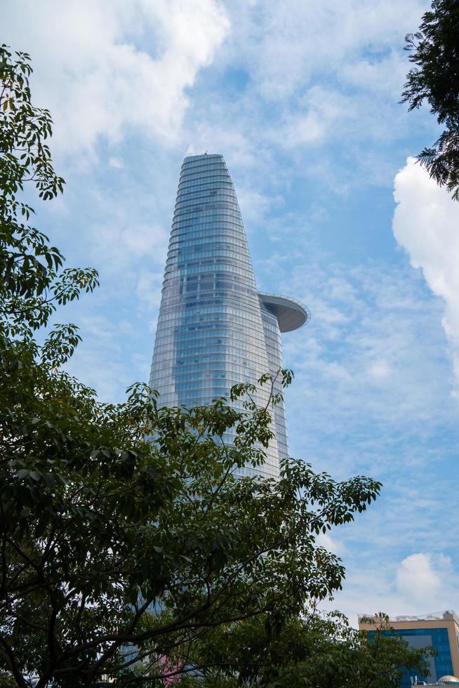 ho chi minh ville, vietnam - 13 février 2022 tour financière bitexco, gratte-ciel vu d'en bas vers un ciel. développement urbain avec une architecture moderne photo