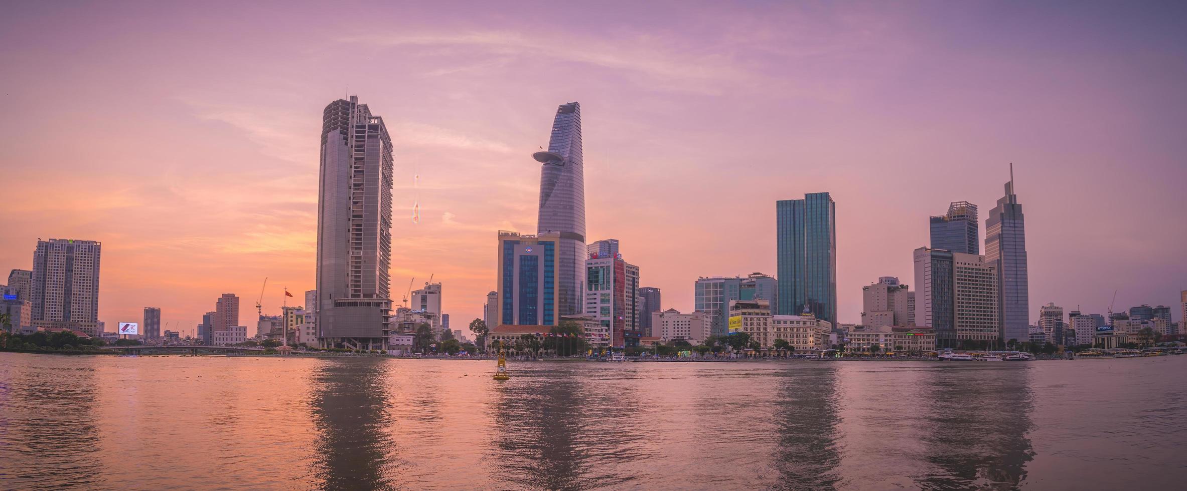 ho chi minh, vietnam - 19 février 2022 vue sur le bâtiment de la tour financière bitexco, les bâtiments, les routes, le pont thu thiem et la rivière saigon à ho chi minh ville au coucher du soleil. image panoramique de haute qualité. photo