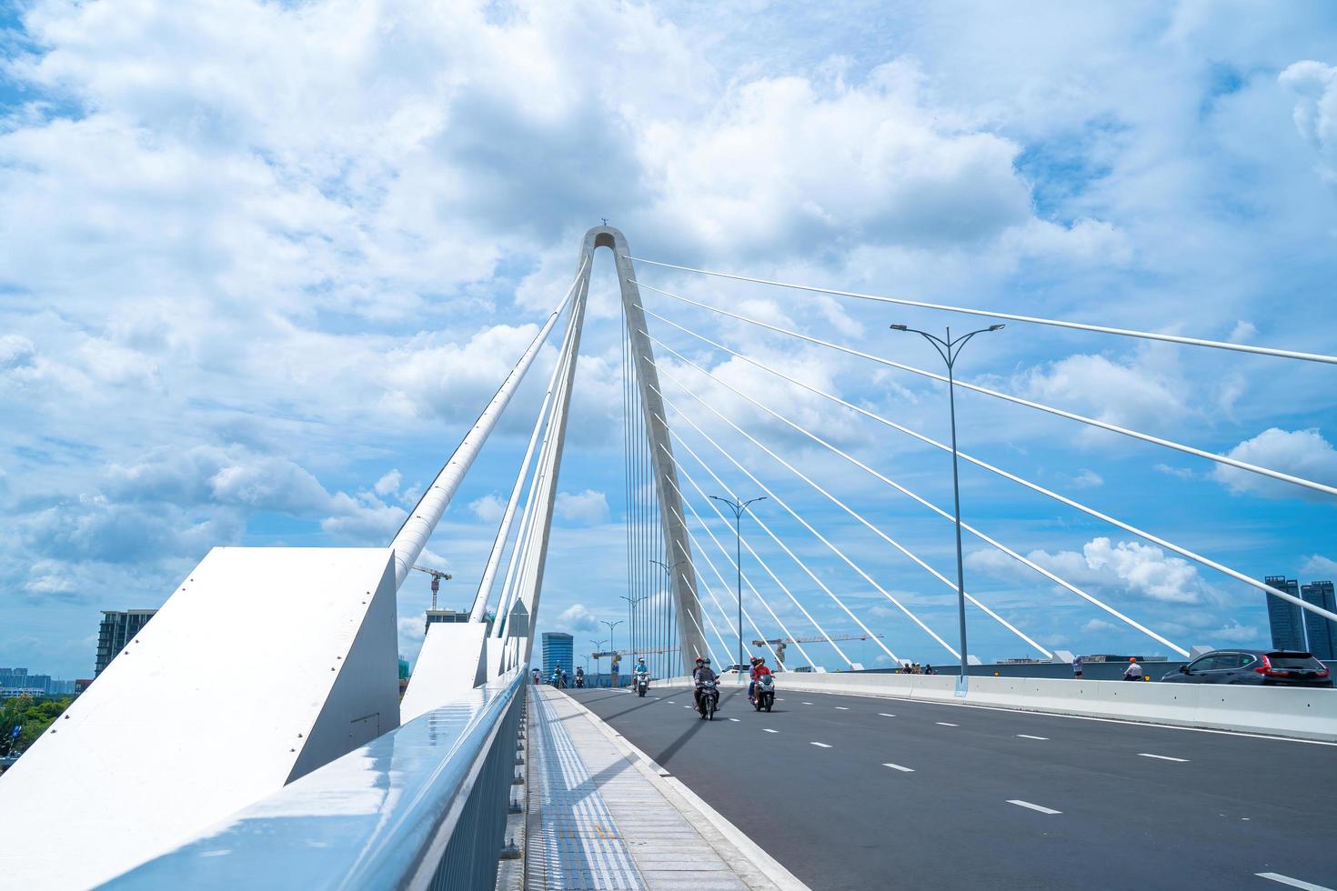 ho chi minh ville, vietnam - 22 mai 2022 pont thu thiem 2, reliant la péninsule de thu thiem et le district 1 de l'autre côté de la rivière saigon dans le port de bach dang photo