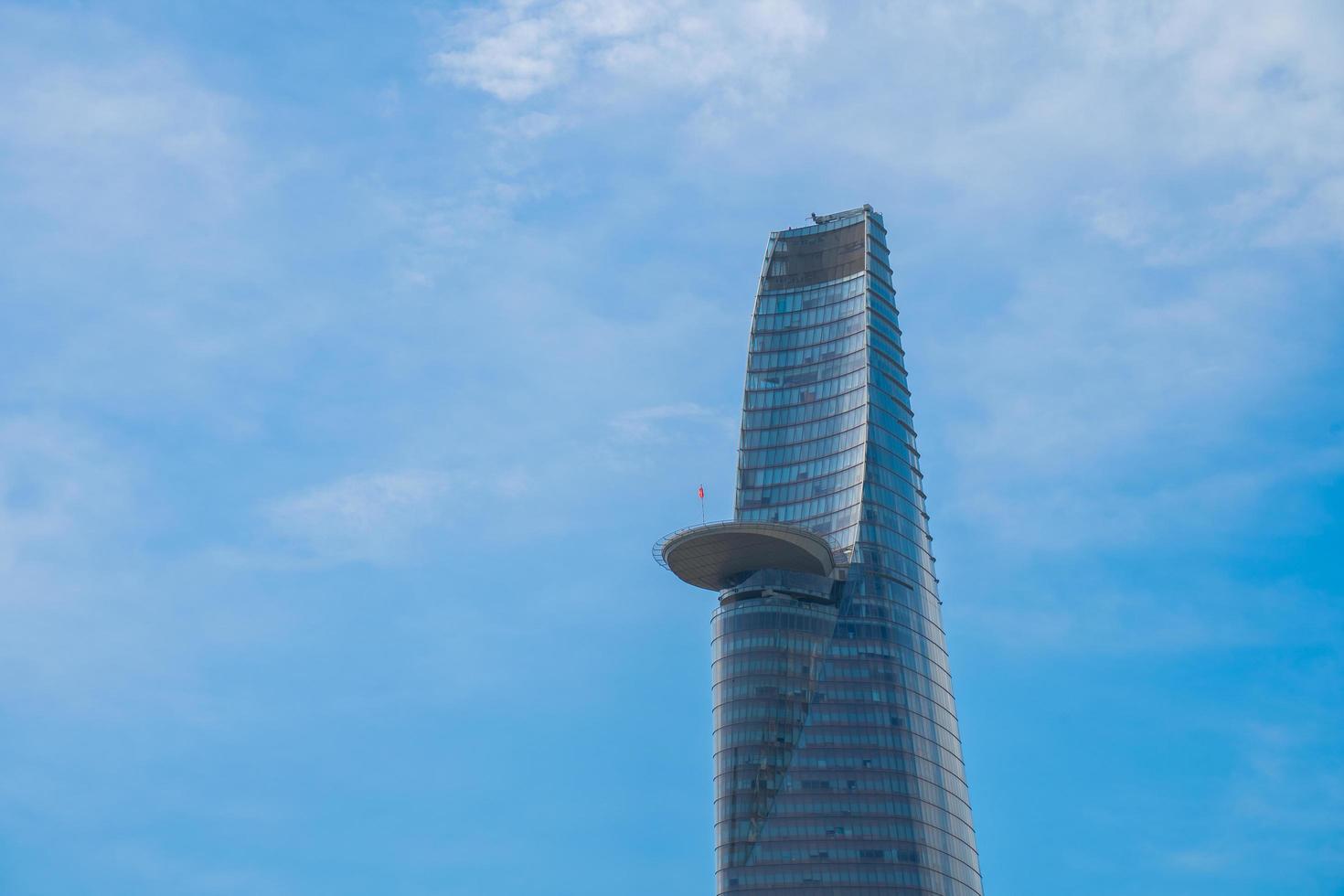 ho chi minh ville, vietnam - 12 février 2022 tour financière bitexco, gratte-ciel vu d'en bas vers un ciel. développement urbain avec une architecture moderne photo