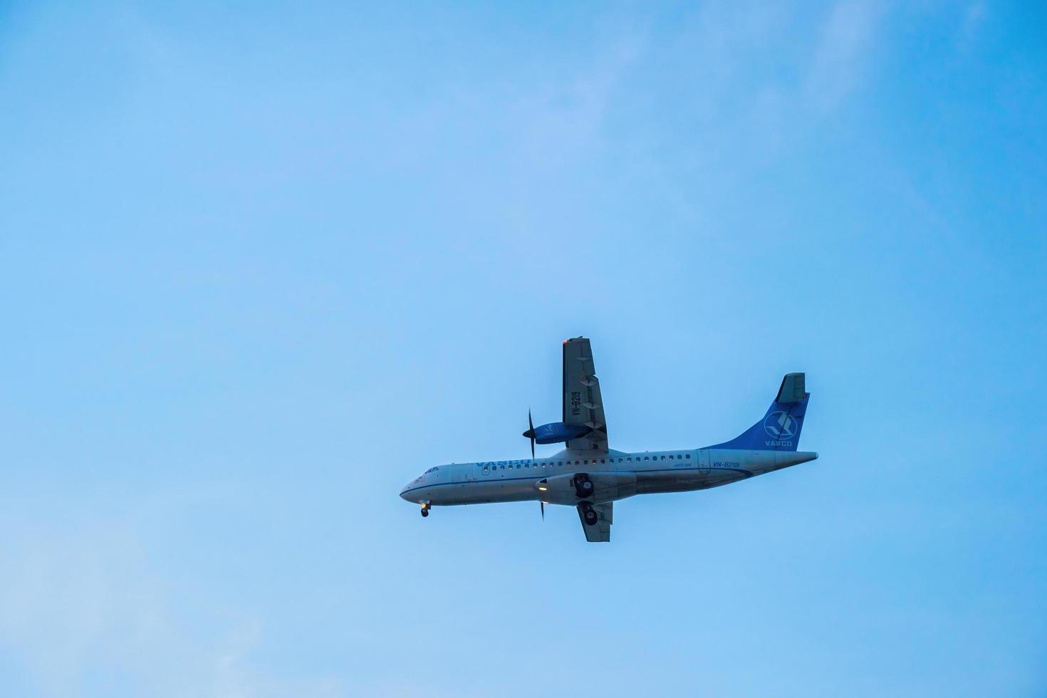 ho chi minh ville, vietnam - 20 février 2022 un avion survole des zones urbaines en préparant l'atterrissage à l'aéroport international de tan son nhat et décolle à l'aéroport de tsn photo