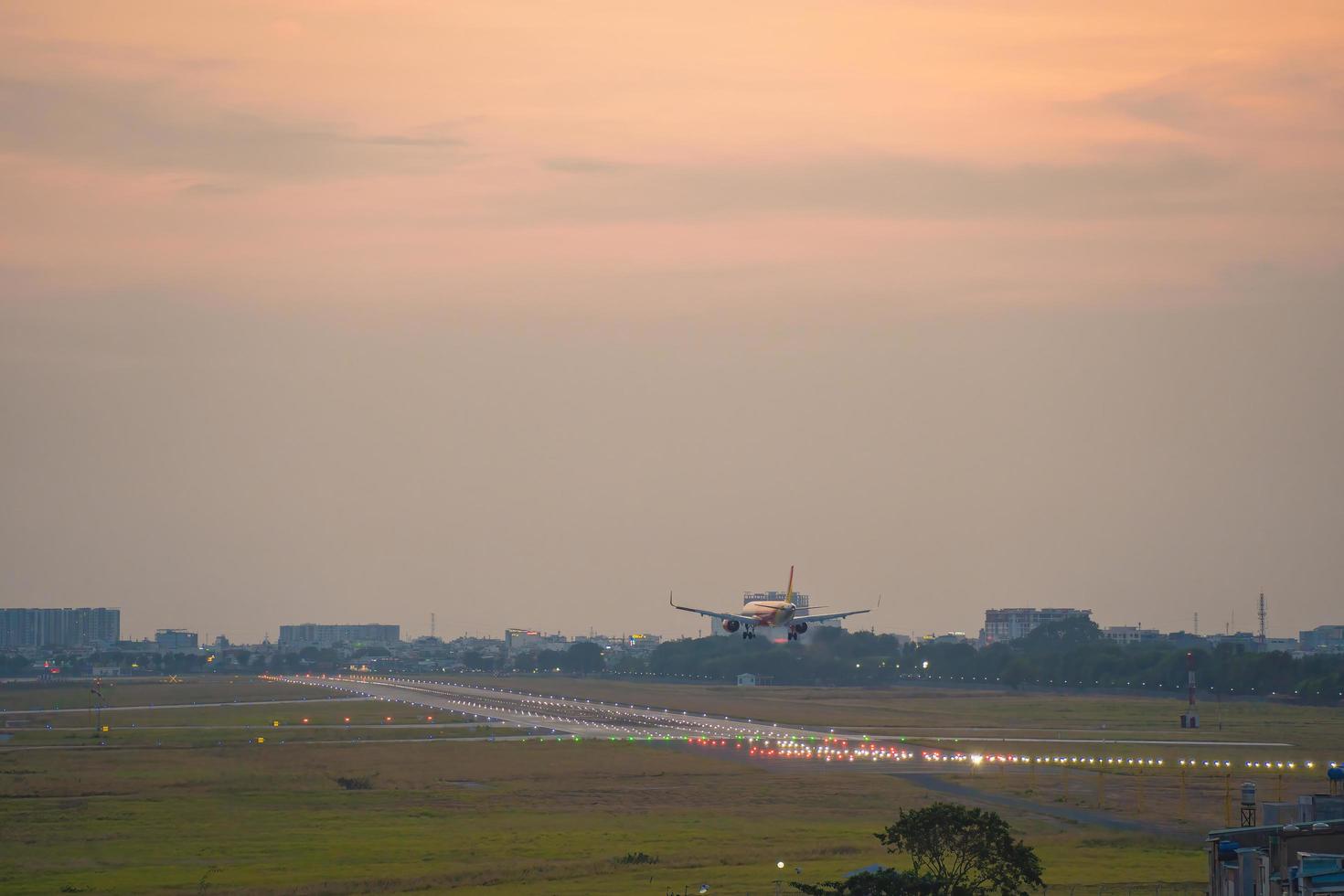 ho chi minh ville, vietnam - 20 février 2022 l'aéroport international de l'aéroport international de tan son nhat, l'aéroport international de saigon ho chi minh ville, sud du vietnam dans la nuit. photo