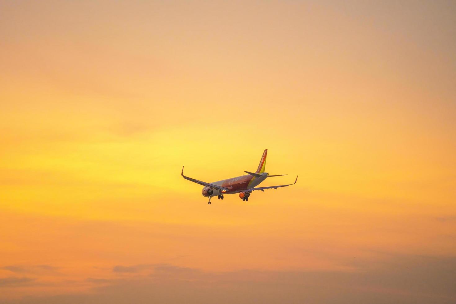 ho chi minh ville, vietnam - 20 février 2022 un avion survole des zones urbaines en préparant l'atterrissage à l'aéroport international de tan son nhat et décolle à l'aéroport de tsn photo