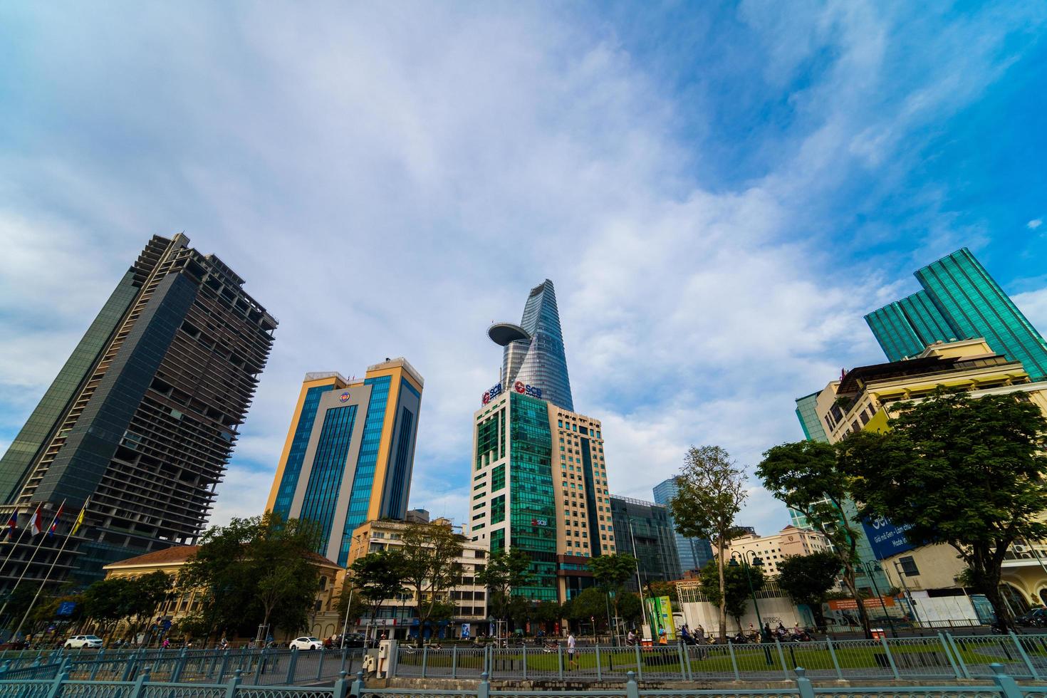 ho chi minh ville, vietnam - 12 février 2022 tour financière bitexco, gratte-ciel vu d'en bas vers un ciel. développement urbain avec une architecture moderne photo