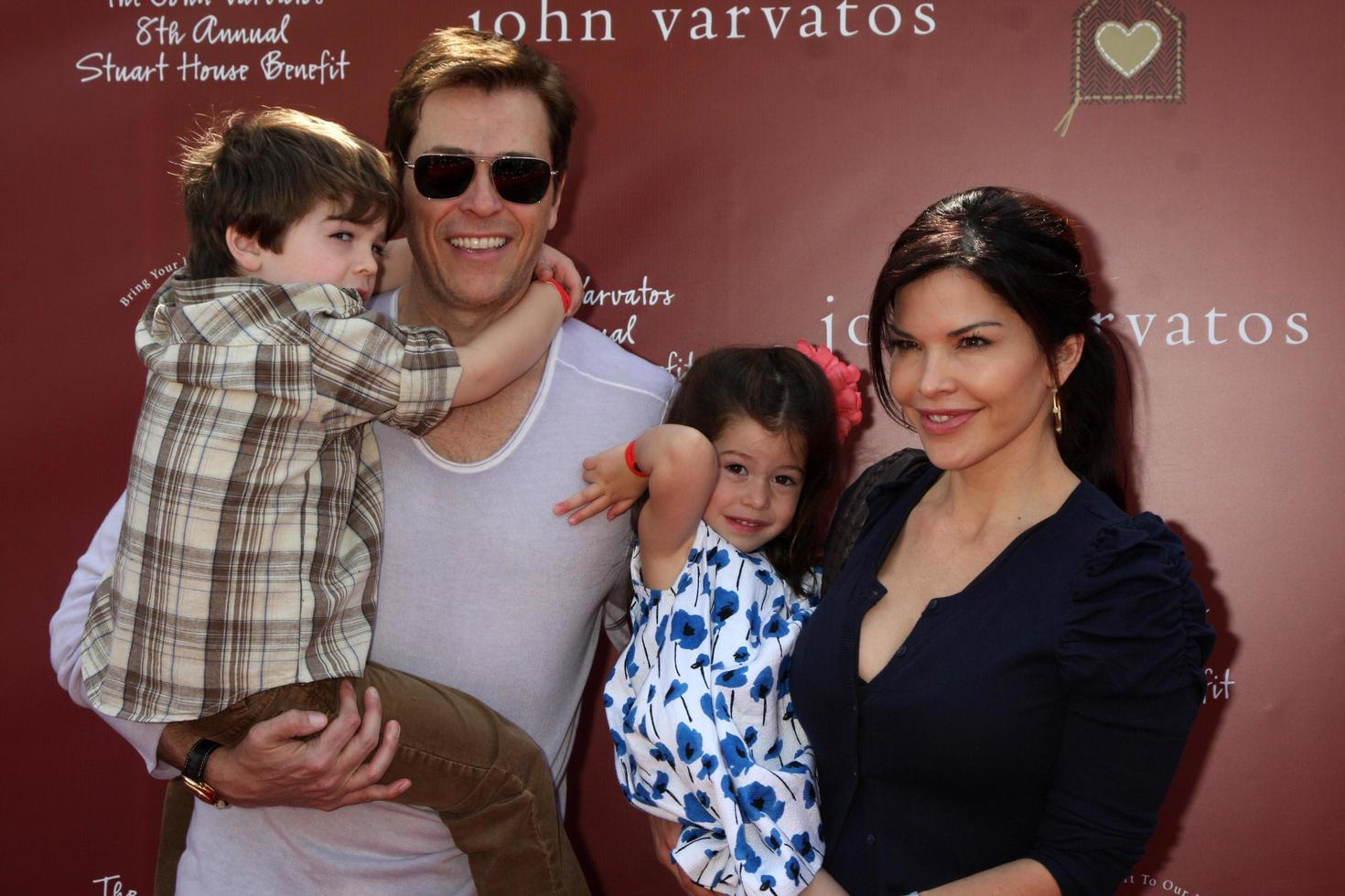 los angeles, 13 mars - lauren sanchez arrivant au john varvatos 8e prestation annuelle de stuart house au magasin john varvaots le 13 mars 2011 à los angeles, ca photo