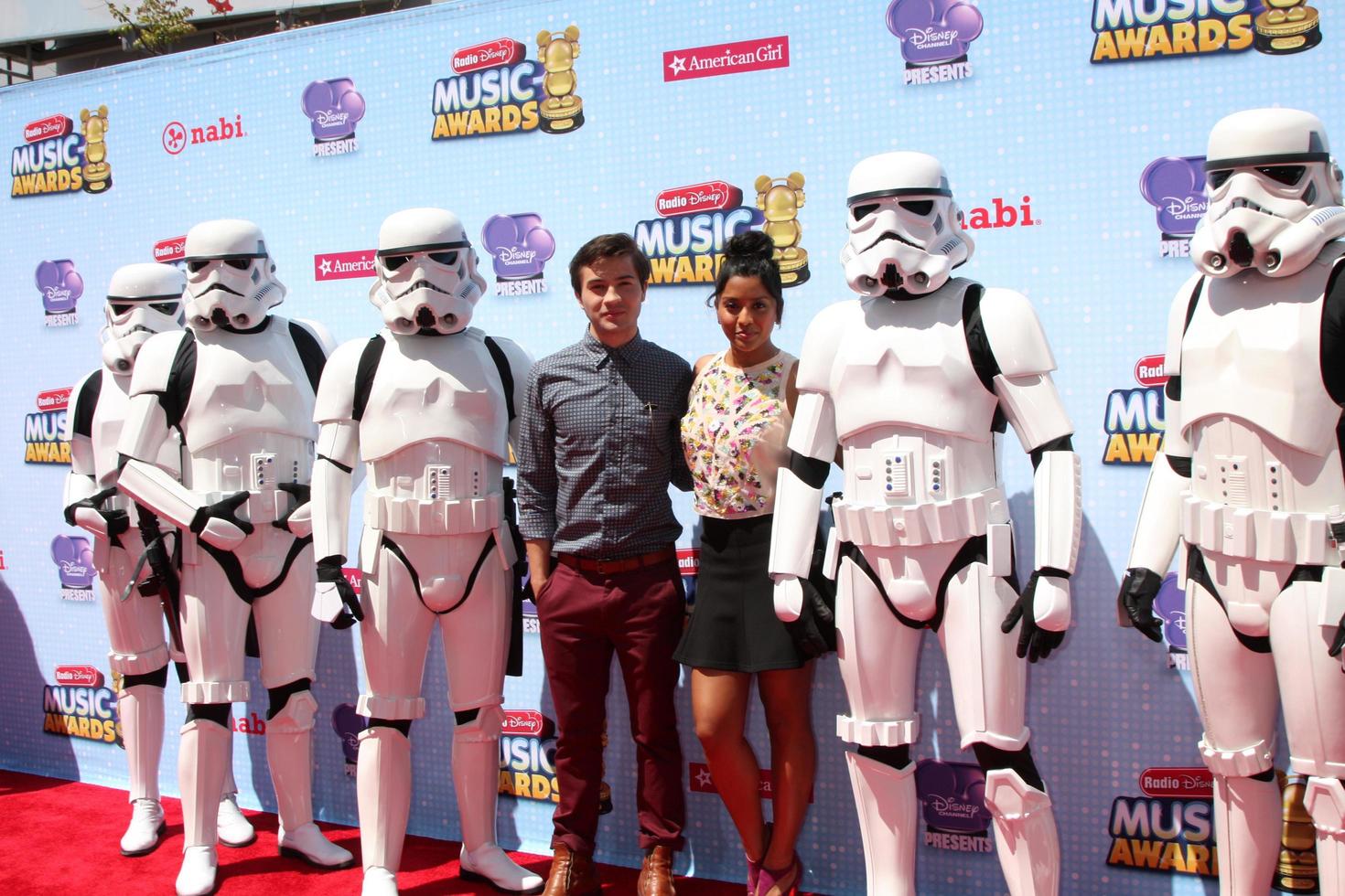 los angeles, 26 avril - taylor gray, tiya sircar, stormtroopers aux 2014 radio disney music awards au nokia theatre le 26 avril 2014 à los angeles, ca photo