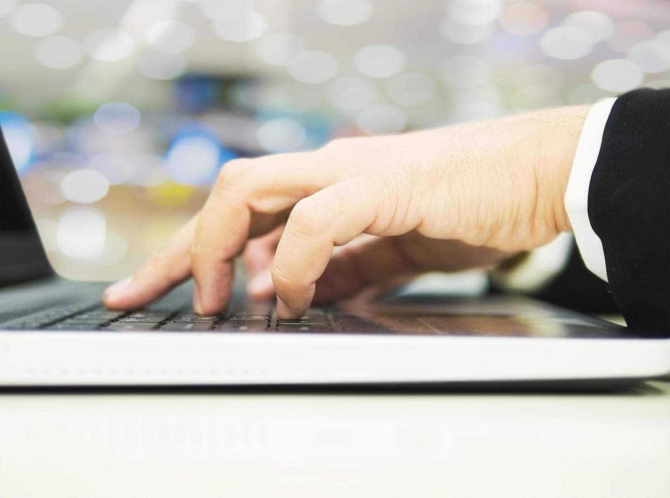 homme d'affaires utilise un ordinateur portable dans son bureau photo