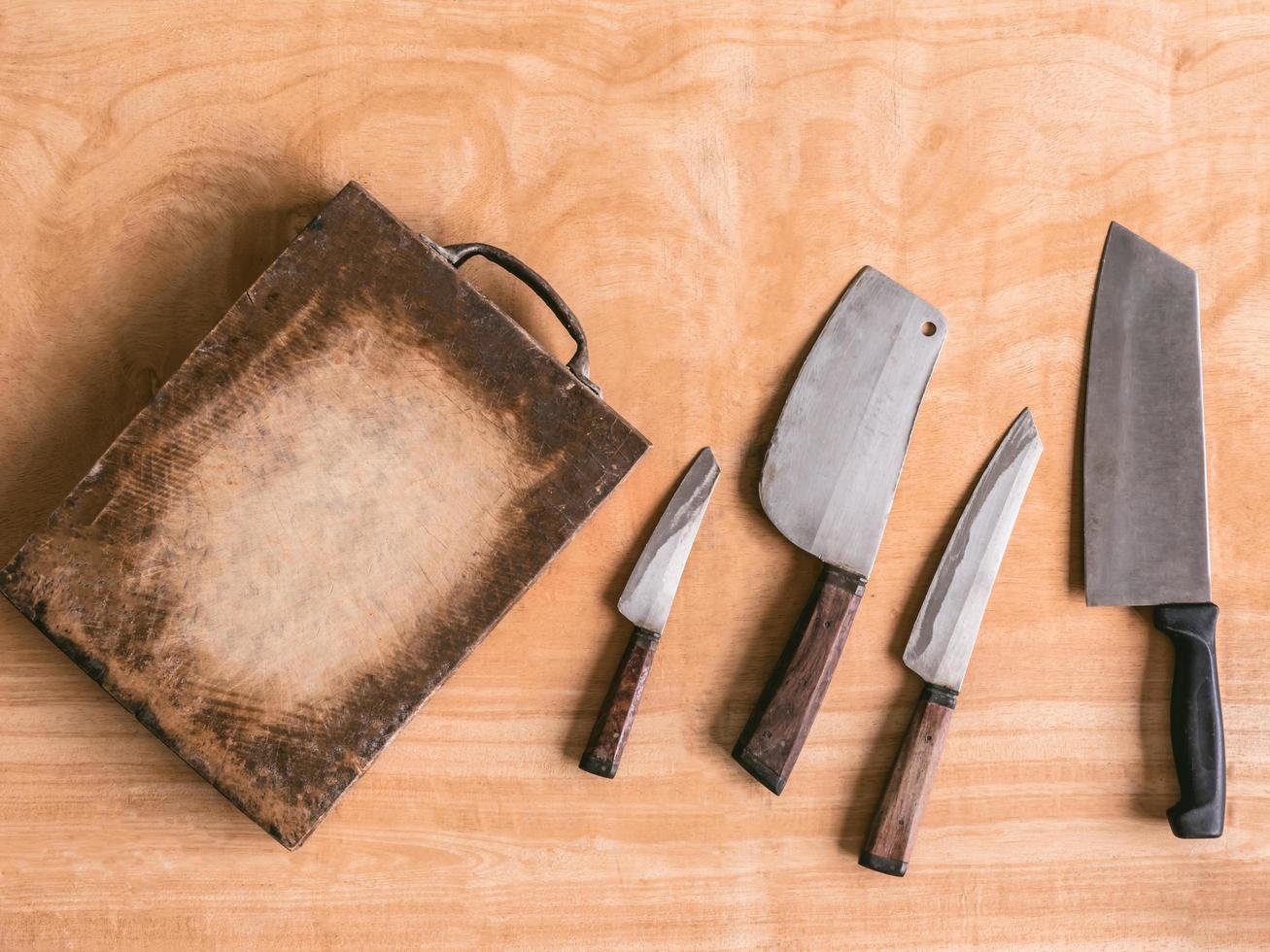 ustensiles de cuisine sur fond de table en bois. photo