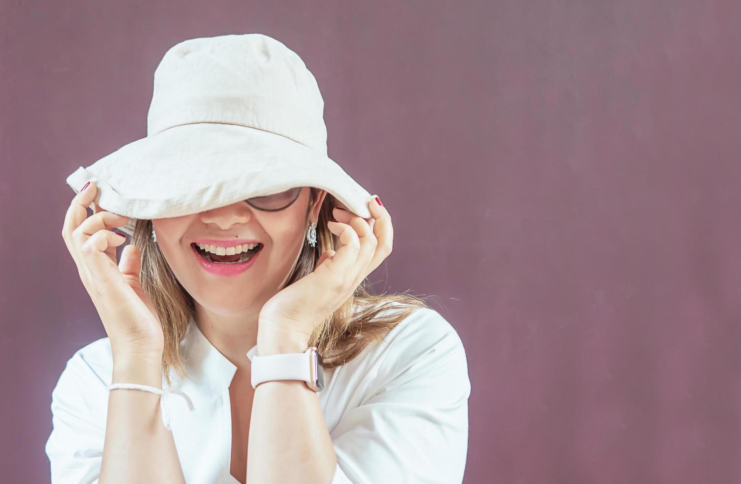 femmes avec un chapeau blanc et une robe blanche avec des lunettes de soleil photo