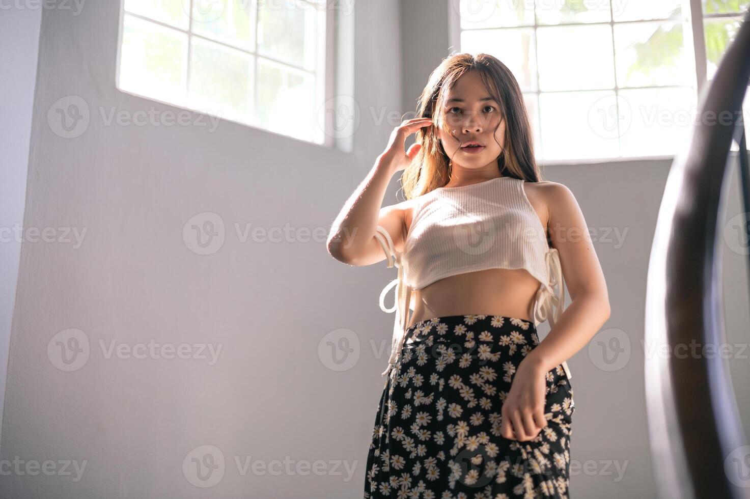 portrait jolie femme dans un restaurant, café avec sentiment heureux photo