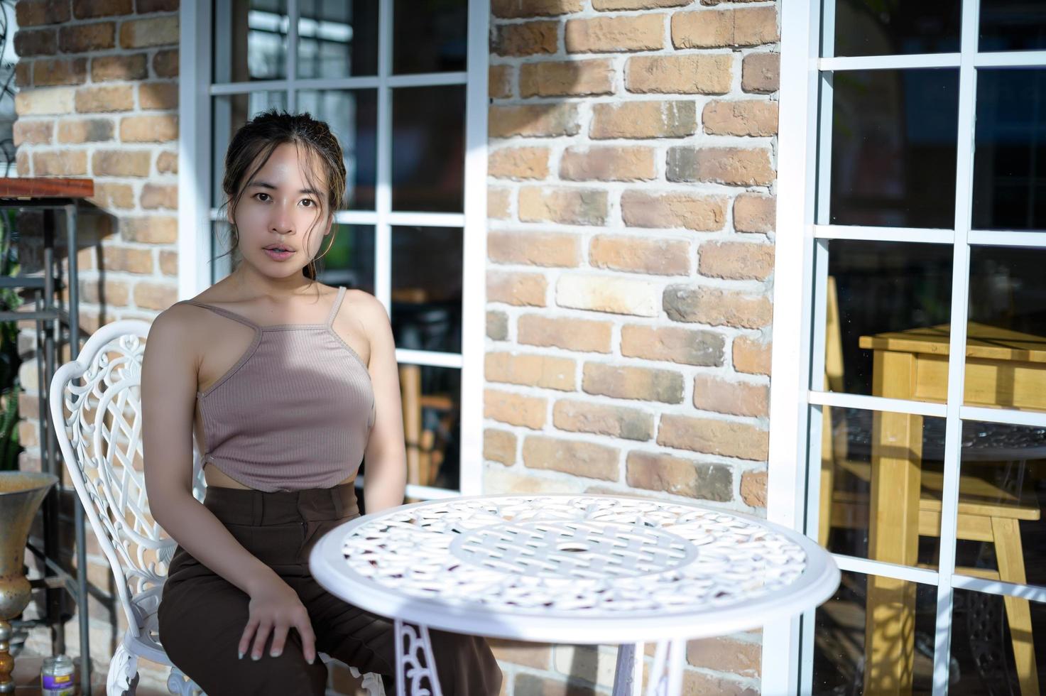 portrait jolie femme dans un restaurant, café avec sentiment heureux photo